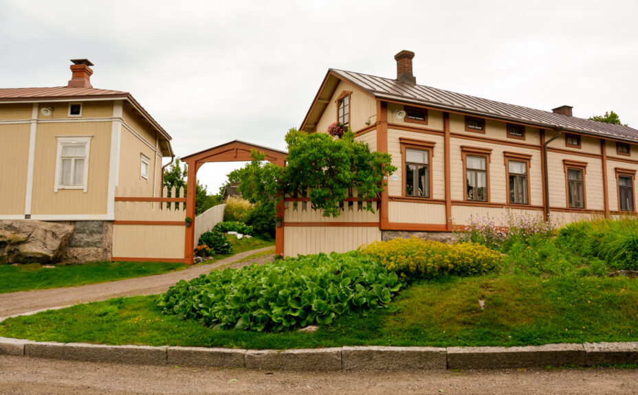 Taloja Vanhassa Raumassa, etualalla istutuksia