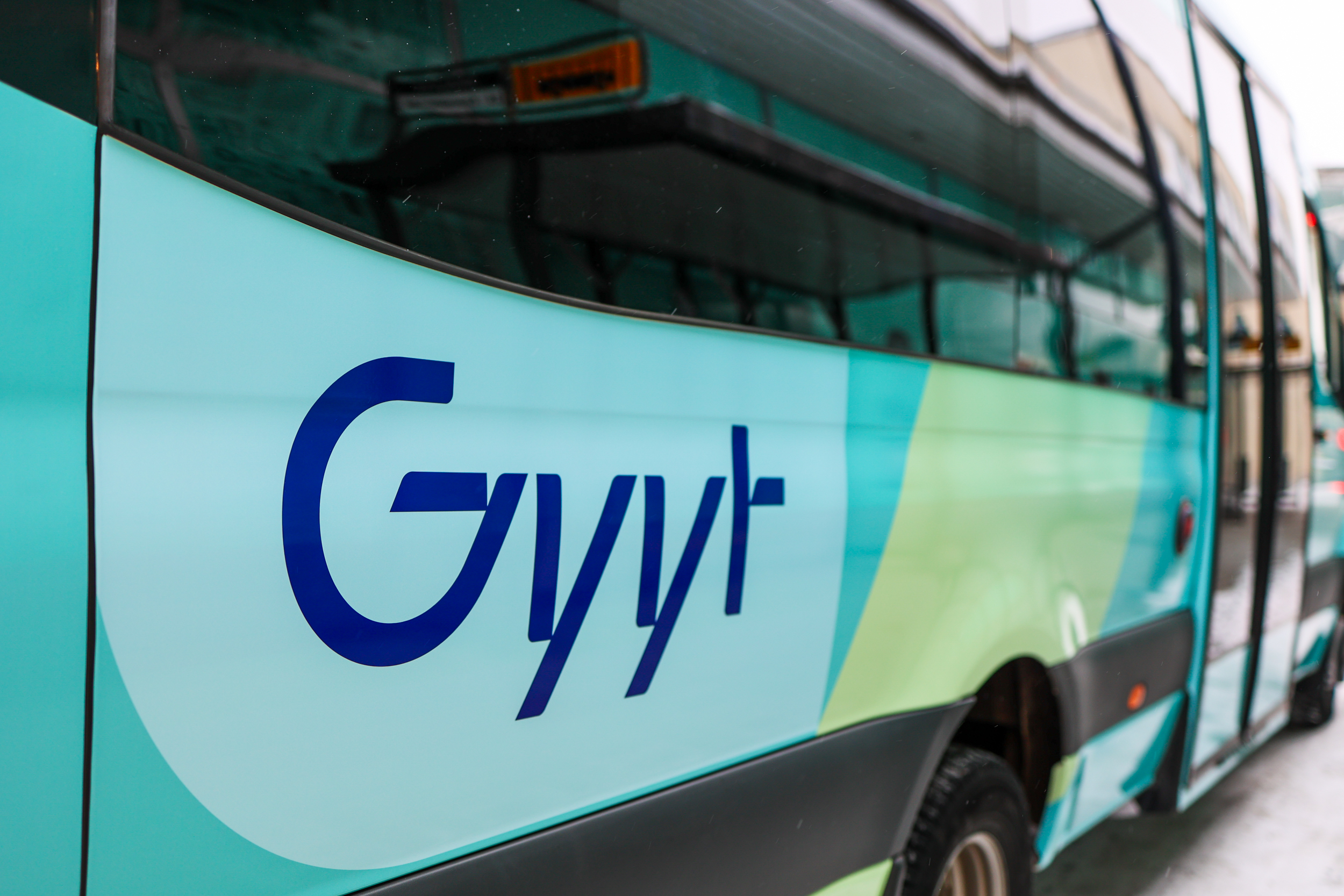 Gyyt-logo linja-auton kyljessä.