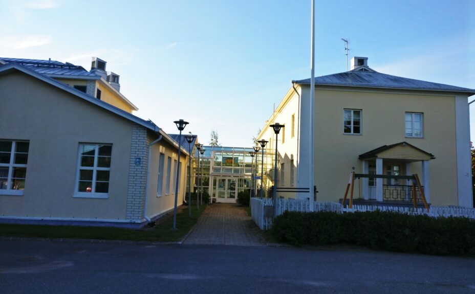 Kodisjoen koulun liikuntasalin sisäänkäynti.