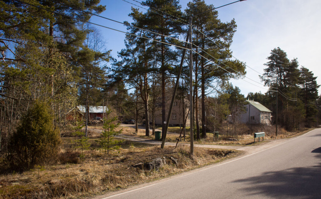 A housing area in Kolla next to a road