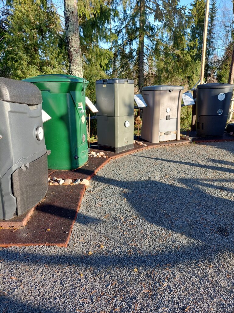 Kompostipuutarha kuvattuna.