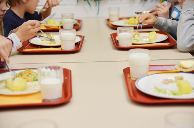 Oppilaat syömässä kouluruokaa.