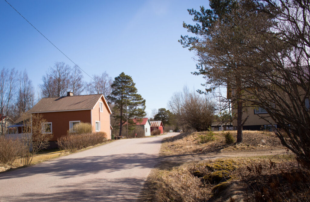 A housing area next to a road in Lappi