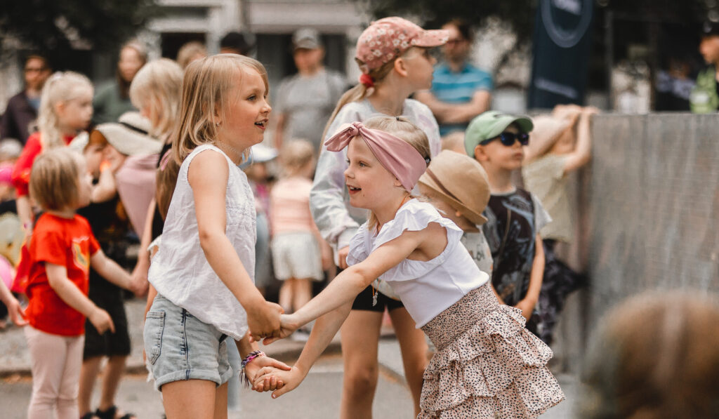 Lapset tanssivat konsertin aikana.
