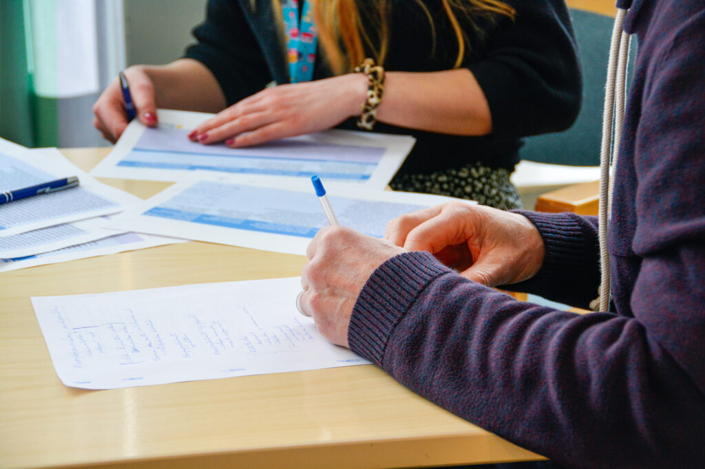 The members of the workshop are writing on a piece of paper.