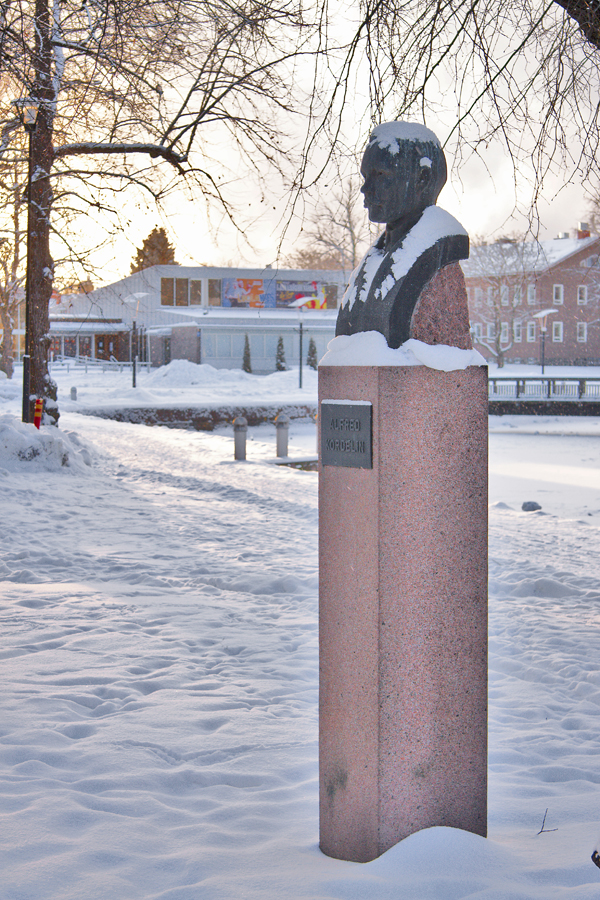 Väinö Aaltosen Alfred Kordelinin patsas talvella