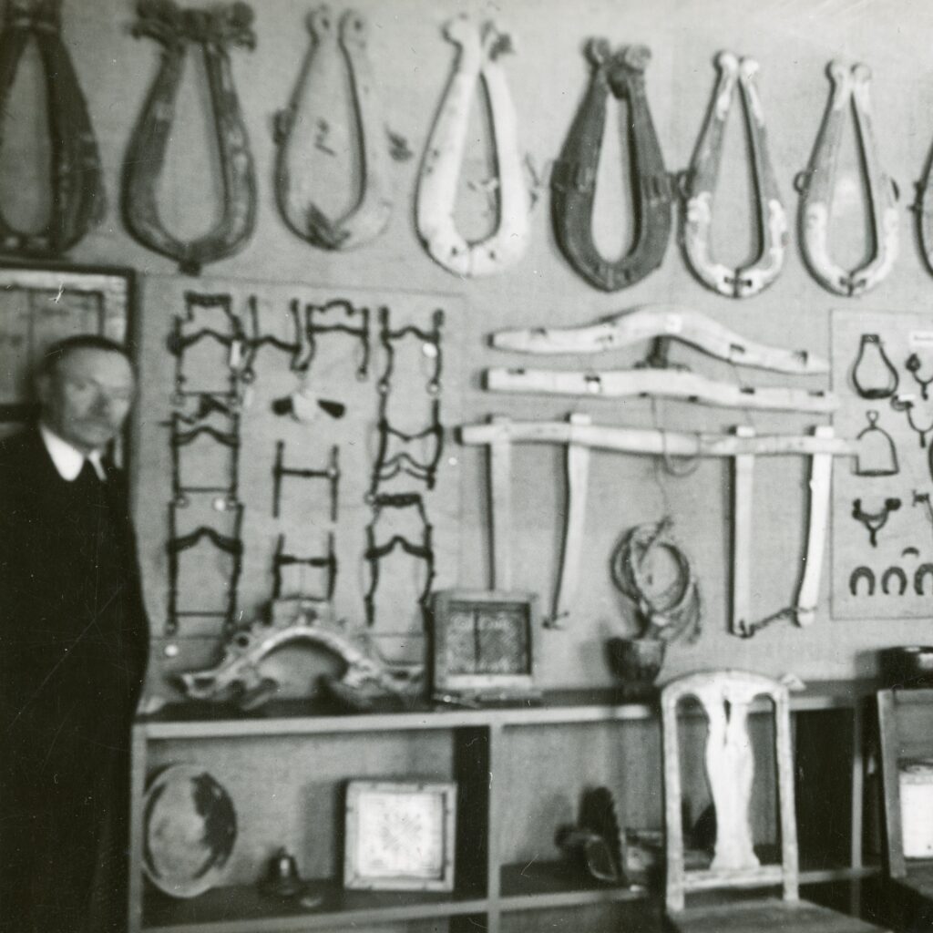 Museonhoitaja Jalmari Karhula museon näyttelyssä Vanhalla raatihuoneella.