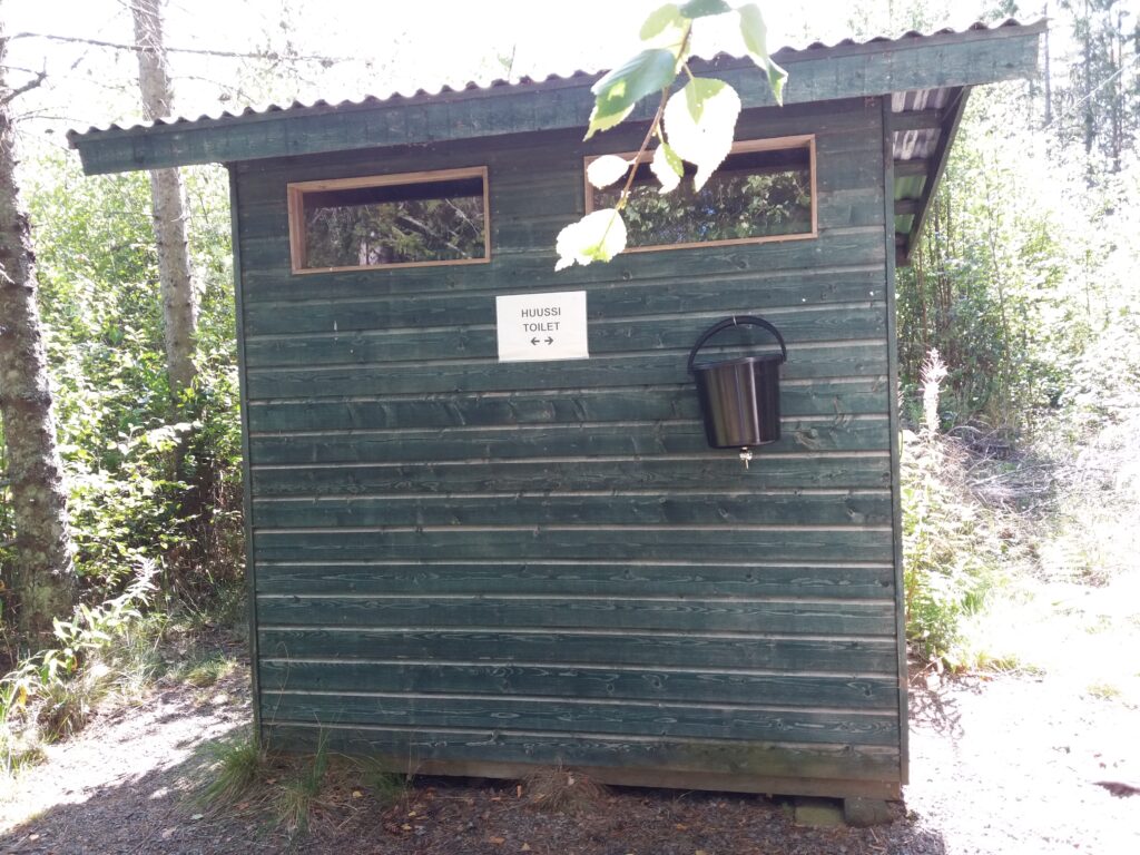 Toilet Pitkärvi lakeside sauna.