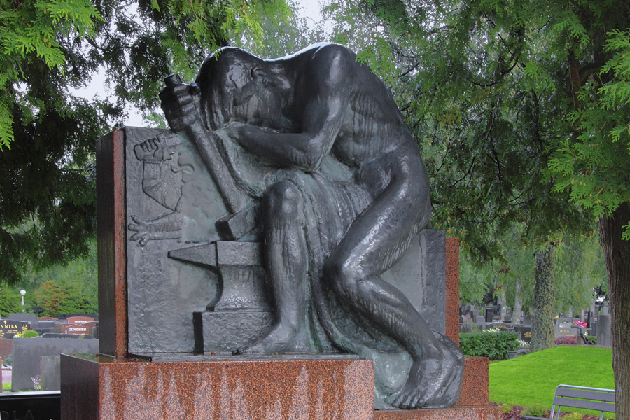 Yrjö Liipolan Rafael Lönnströmin hautamuistomerkki läheltä