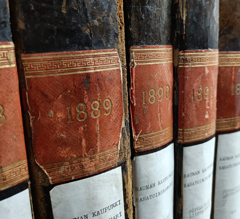 Rahatoimikamarin pöytäkirjoja arkistohyllyssä vuosilta 1889-1892