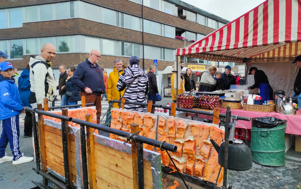 Ihmisiä Rauman silakkamarkkinoilla Kanalinrannassa.