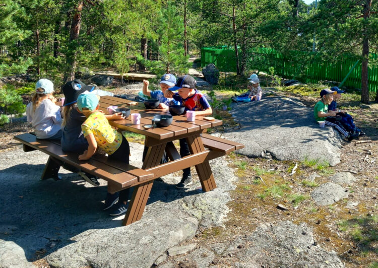 Päiväkodin metsäryhmä evästauolla metsässä.