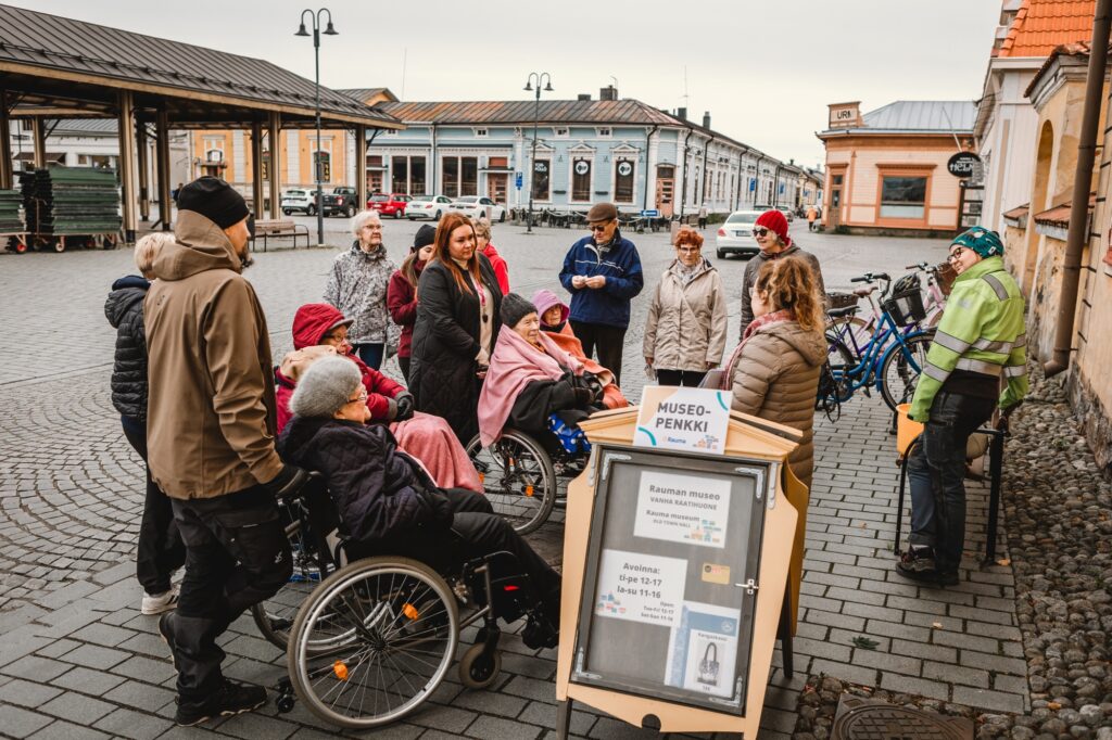 Penkkilenkin kävijöitä Senioreiden kulttuuriviikolla.