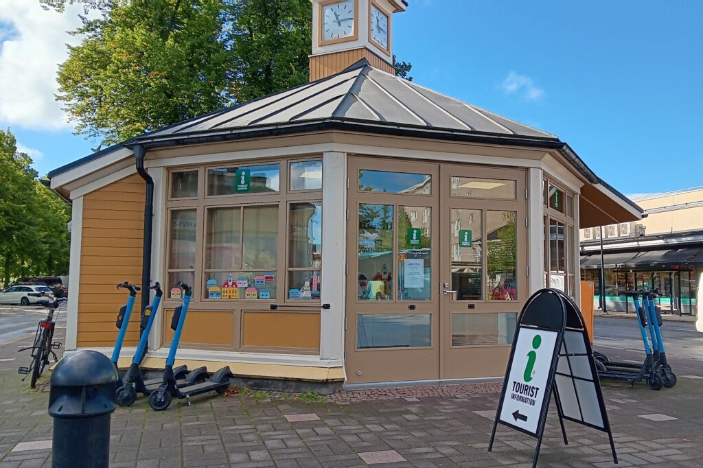 Rauma Tourist Information Office located at the edge of Savilanpuisto park.