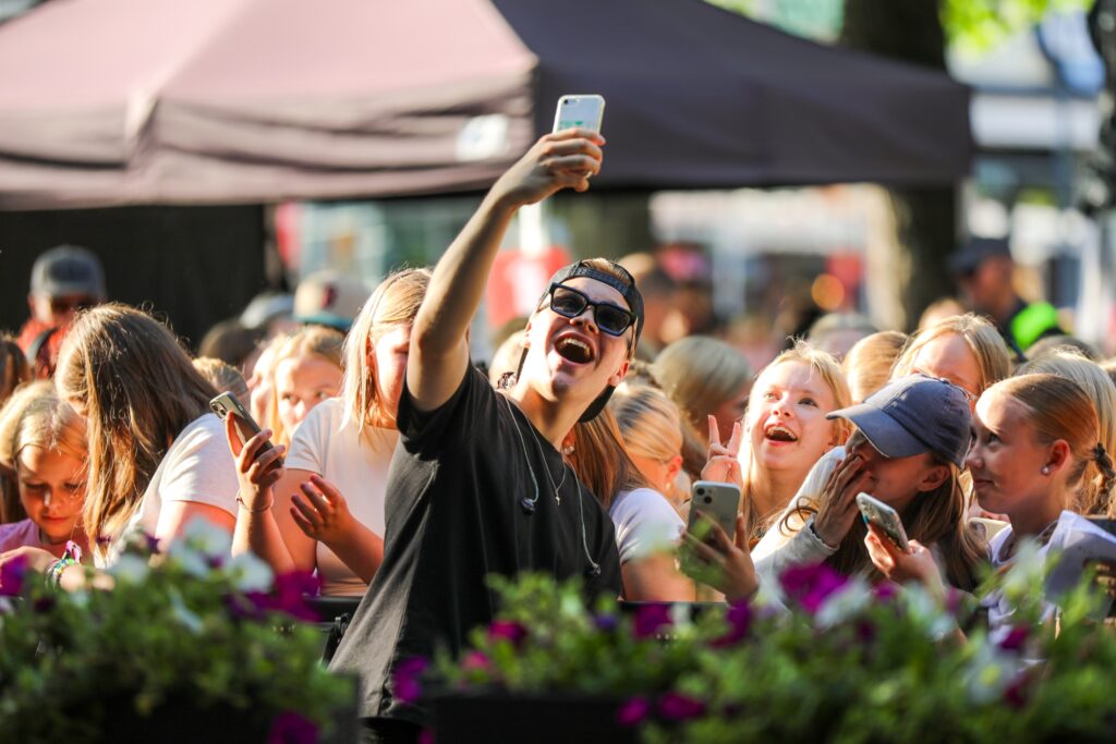 Selfien ottoa yleisön kanssa Youth of Savila -tapahtumassa.