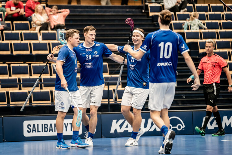 Suomi - Ruotsi (U19), salibandyn pelaajia. Kuva: Anssi Koskinen.