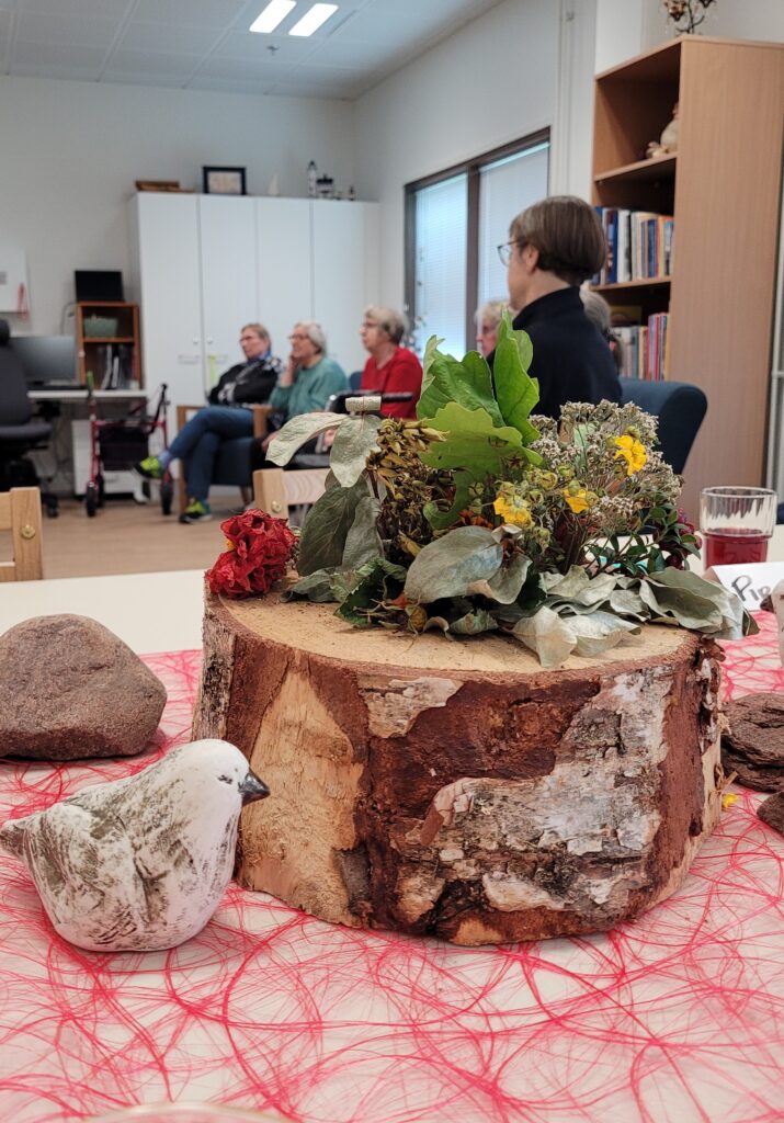 Ikääntyneiden tuokio Kaunisjärvellä.