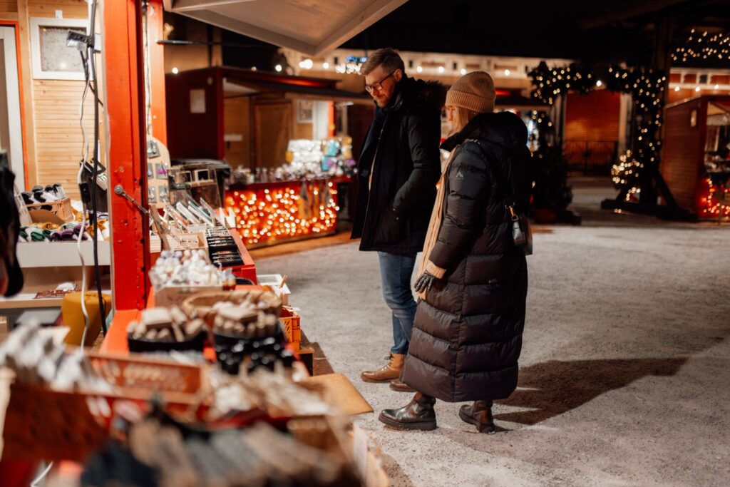 Pariskunta Rauman Joulutorin myyntikojun luona.