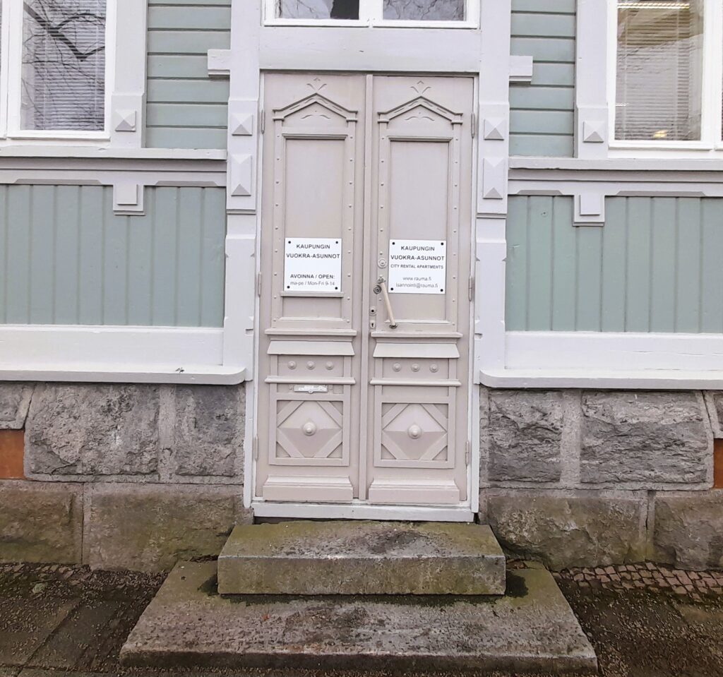 Hattula main door on the Valtakatu side.