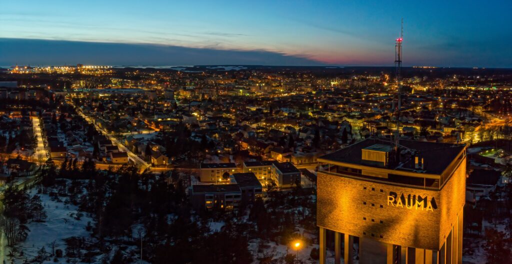 Ilmakuva Raumalta, missä vesitorni kuvan etualalla.