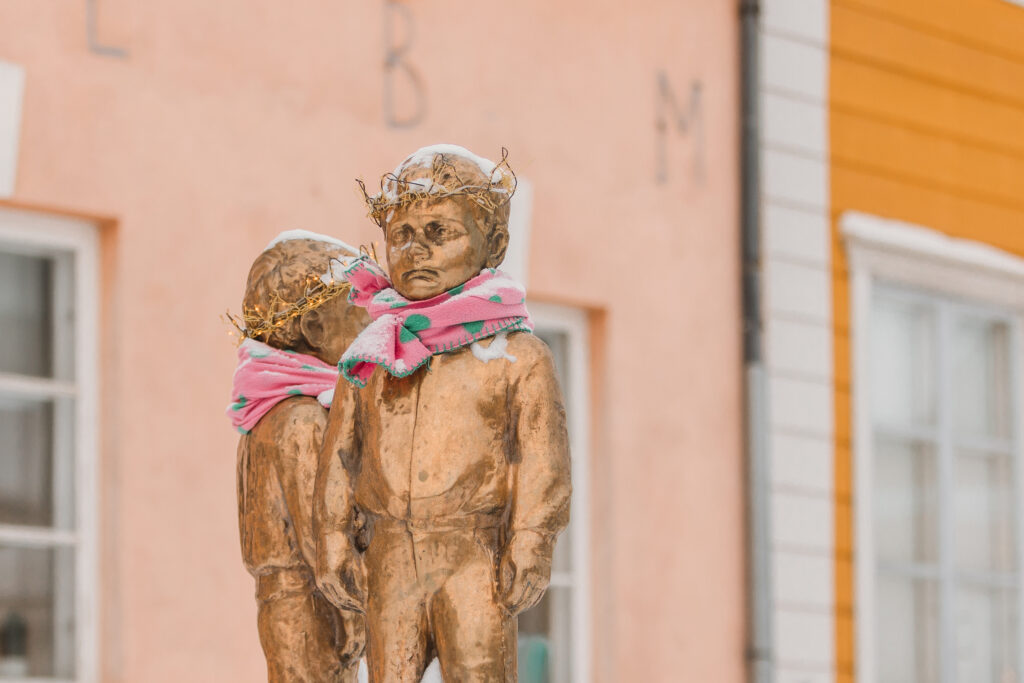 Kiven kuninkaat statue by Jarmo Mäkilä.