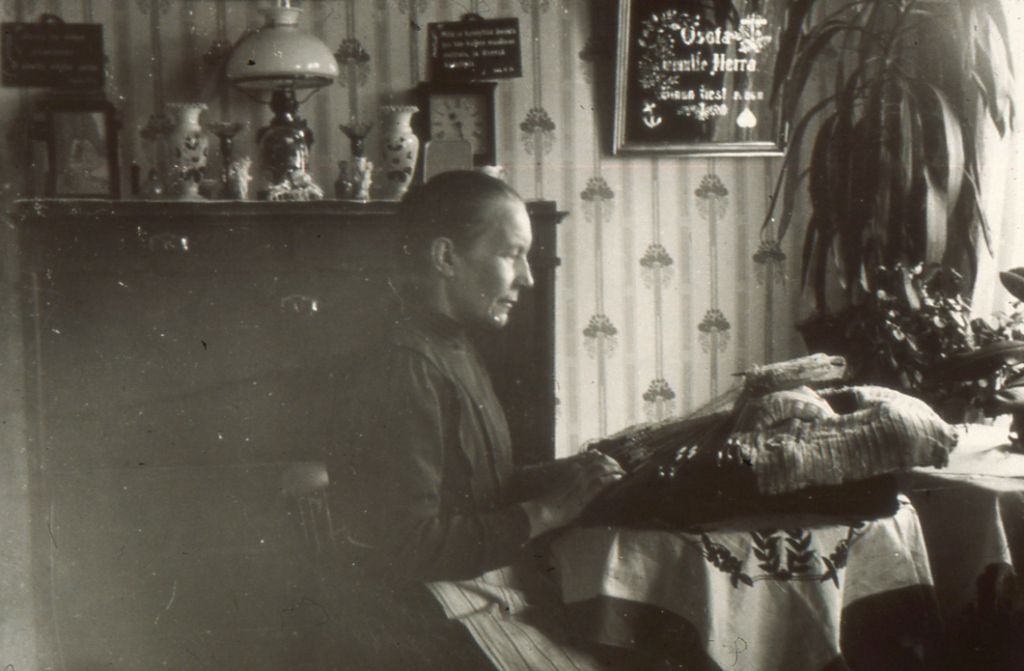 Old black and white photo of a lace maker.